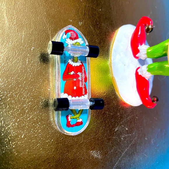 DR SEUSS THE GRINCH WHO STOLE CHRISTMAS UNIVERSAL STUDIOS FIGURE & SKATEBOARD - Picture 7 of 9